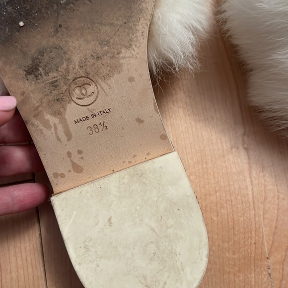 CHANEL Rare White Fur Black Logo Slippers Size 8.5 - Picture 5 of 7